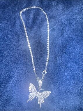Lot of Costume jewelry
Silver butterfly pendant necklace
Silver choker